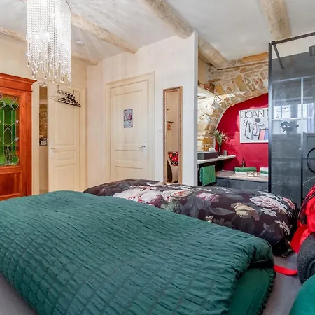 - Paradis De Provence